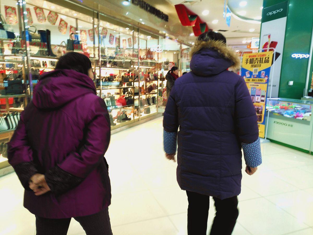 周末回家带婆婆逛超市, 你能猜到她买了些什么吗?