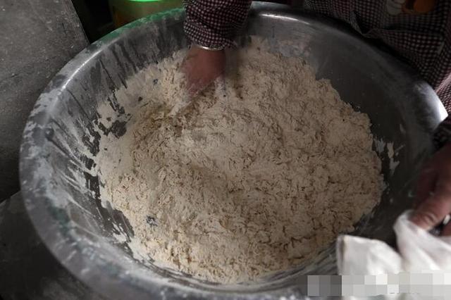 农村街头制作辣条, 只用带上面和油, 不到半小时就完工!