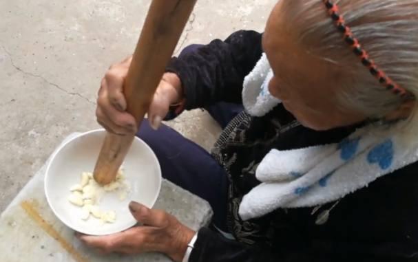 走出大山在城市工作的弟弟回山里看望姐姐, 她却只给他做了一个菜
