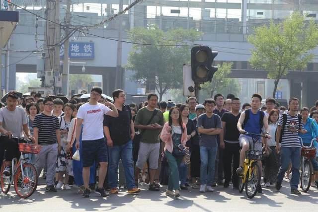 北漂人”的早晨, 低头赶路, 街上被堵得水泄不通