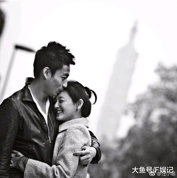 汪小菲一大早就晒夫妻俩甜蜜照祝