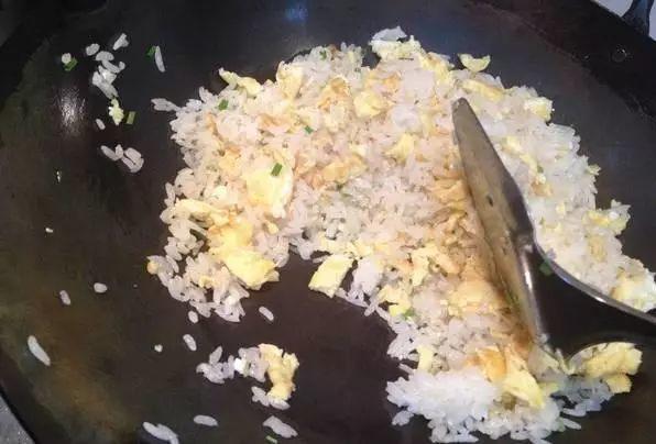铁锅用这个泡2分钟, 再也不生锈, 炒菜健康又好吃!