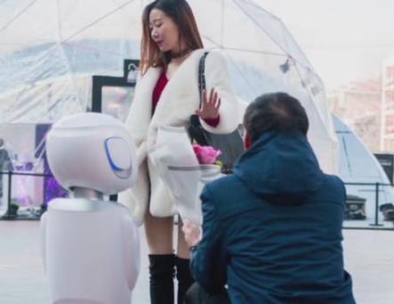 男子街头求婚, 当看到求婚礼物, 女友转身就走