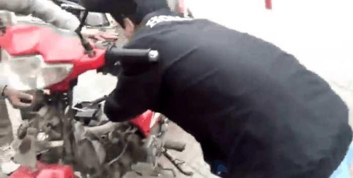 男子的摩托车总是发出声音, 打开之后男子是什么表情