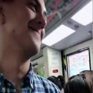 小伙坐地铁, 没想到遭遇两次“咸猪手”, 接下来的一幕太扎心了