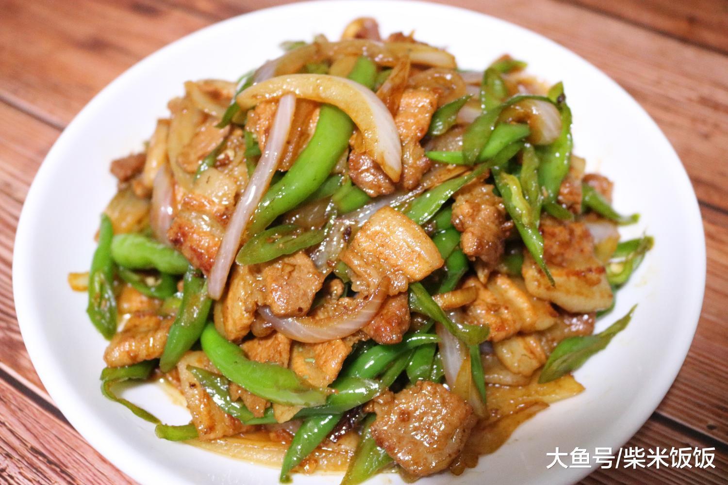 香辣小炒肉，加了一些洋葱在里面