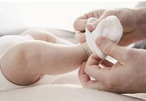 孩子晚上睡觉, 这2件事爸妈最好别做, 小心影响孩子健康