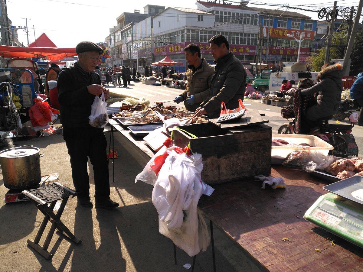 冬天到了, 有人买猪头回家做冰猪头糕, 这种乡村美食你吃过没有?