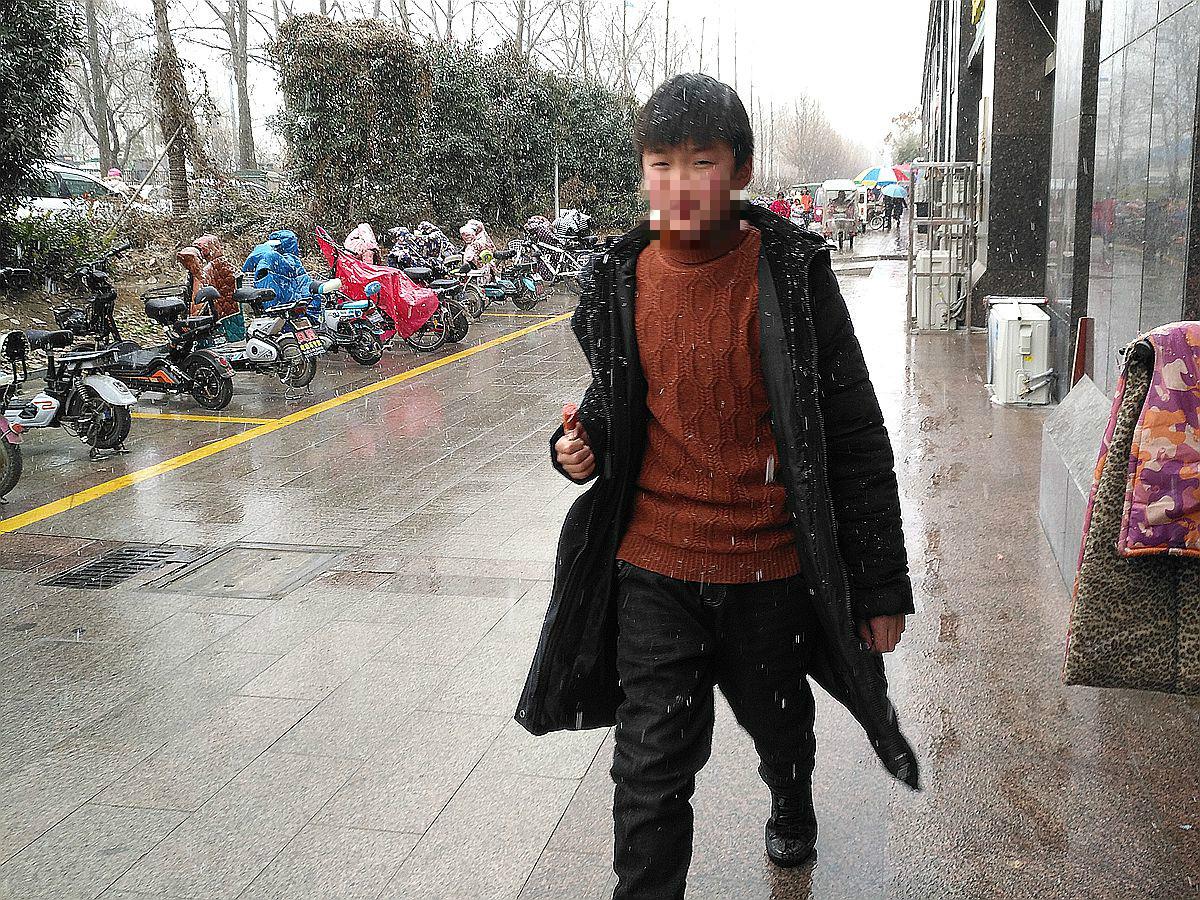 下雪天小朋友为什么把伞翻弄翻了? 原来他是为了这个