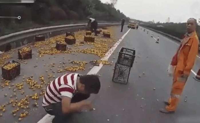 满载橘子的货车侧翻, 村民不顾司机心情