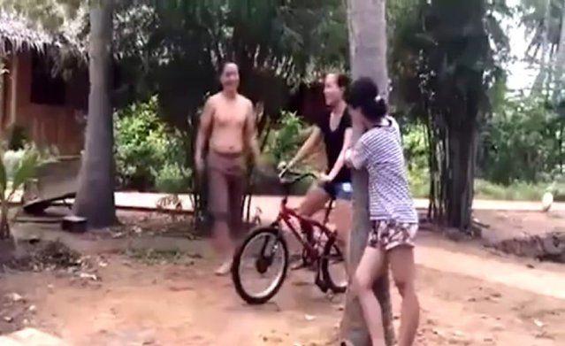 农村小媳妇骑自行车过独木桥, 接下来的画面 笑开心了