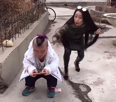 美女走在路上, 突然发现男子脚下有100元, 美女做一举动, 男子就跑了