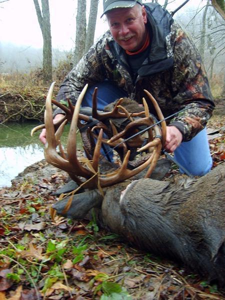 男子野外发现好东西, 捞上来一看, 众人的满是嫉妒