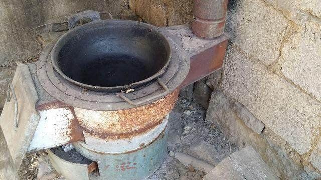 农村老人和他的那些老物件, 还有可做饭、可取暖的火炕