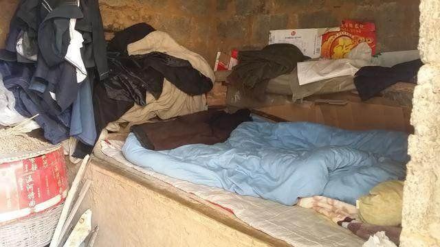农村老人和他的那些老物件, 还有可做饭、可取暖的火炕