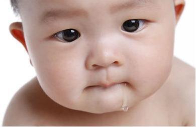 宝宝总流口水, 对皮肤不好怎么办? 这5招帮爸妈轻松应对