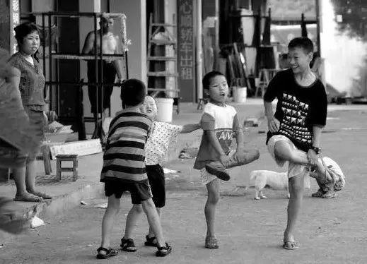 推铁环, 丢手绢, 打陀螺, 现在孩子从来不玩的游戏, 是我们的童年!