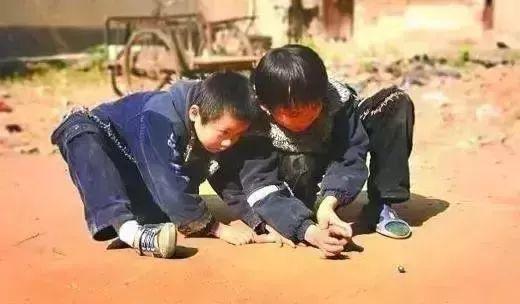 推铁环, 丢手绢, 打陀螺, 现在孩子从来不玩的游戏, 是我们的童年!