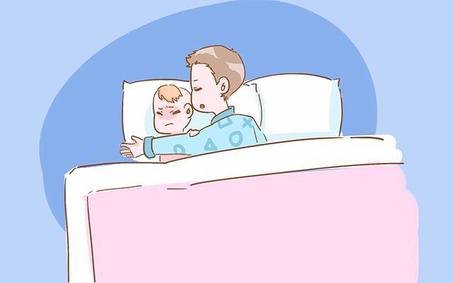 宝宝睡在爸妈中间看似温馨, 其实隐藏着不利的影响, 父母要了解