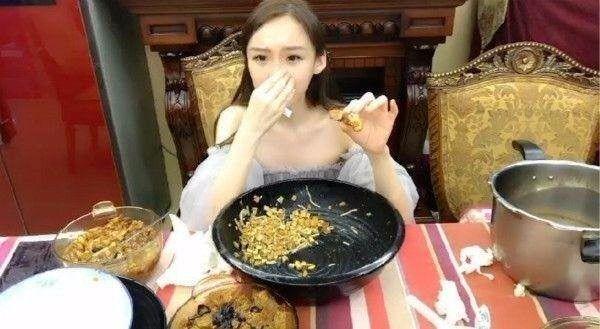 美女吃下13斤面, 看见她再次要吃的东西令人瞪眼, 1米多长!