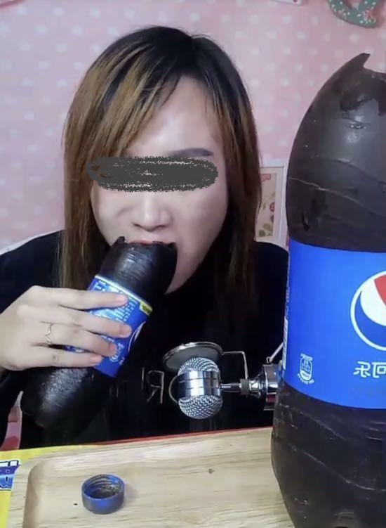 女子玩直播拿起可乐瓶就开始啃, 网友都看不高兴