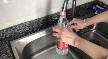 下水道堵了, 一个塑料瓶10秒疏通, 太省钱了!