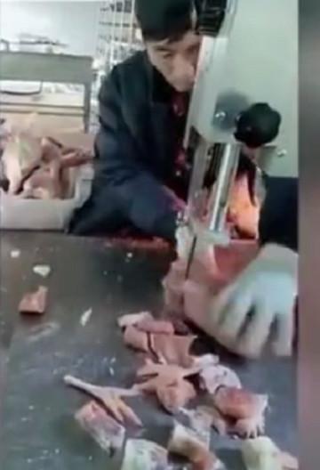 两万一个月的工作, 老板都招不到人, 个个都不敢做 老板: 保险我都买好了
