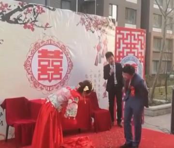 结婚现场, 新人拜堂时, 司仪表示谁先抬头谁做饭, 结果发生了尴尬的画面