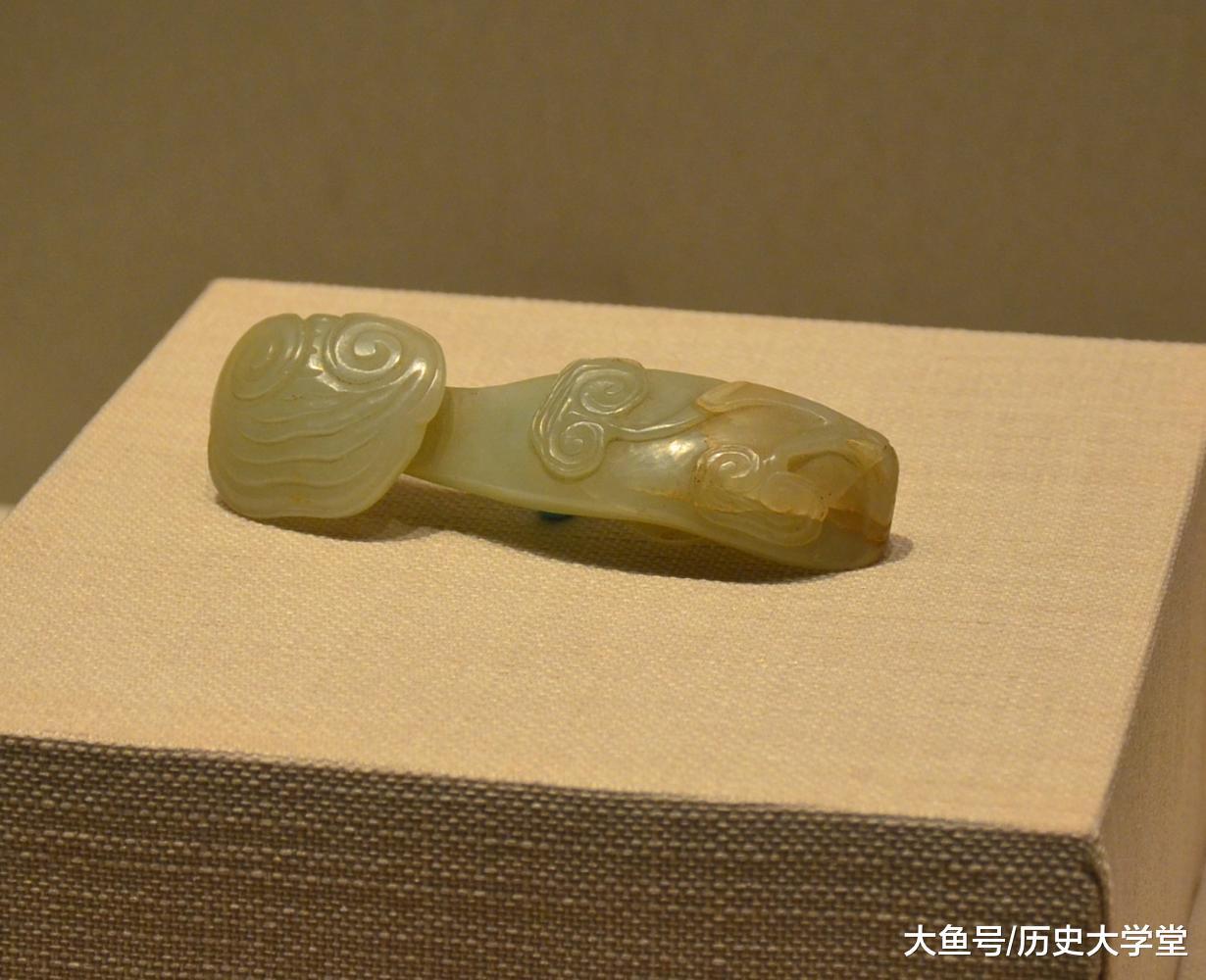 带钩，是古代贵族和文人武士所系