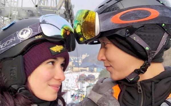 韩庚与妈妈合照, 年轻时妈妈神似卢靖姗, 网友: 一家人进一家门啊