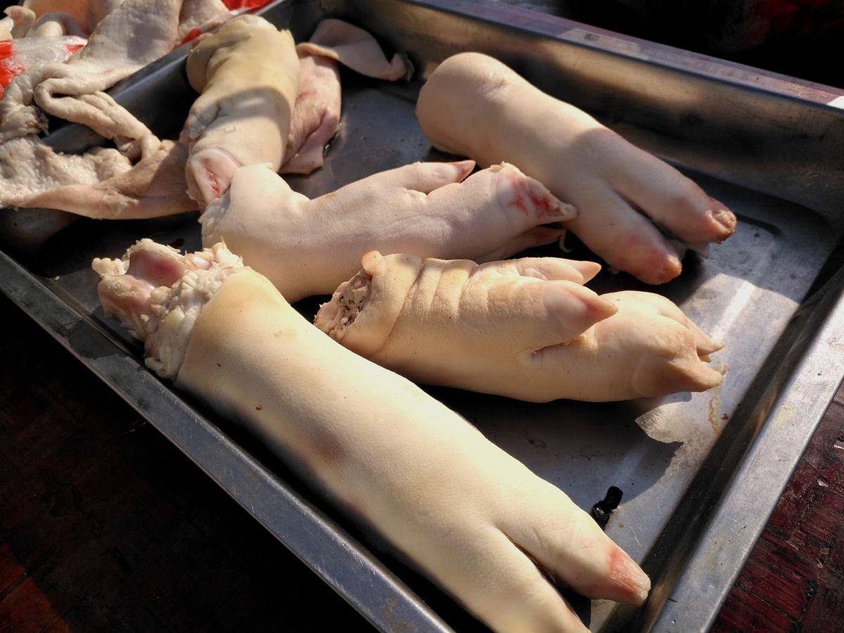 冬天到了, 有人买猪头回家做冰猪头糕, 这种乡村美食你吃过没有?