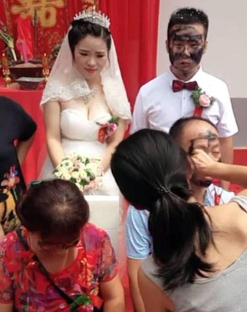 哥们结婚, 被朋友恶搞, 被画成这个鬼样子!