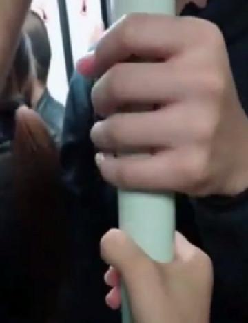 小伙坐地铁, 没想到遭遇两次“咸猪手”, 接下来的一幕太扎心了