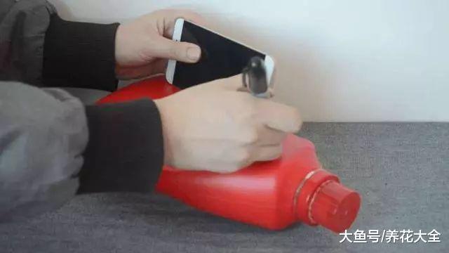 洗衣液桶别扔, 剪2刀, 秒变嗑瓜子看手机神器!