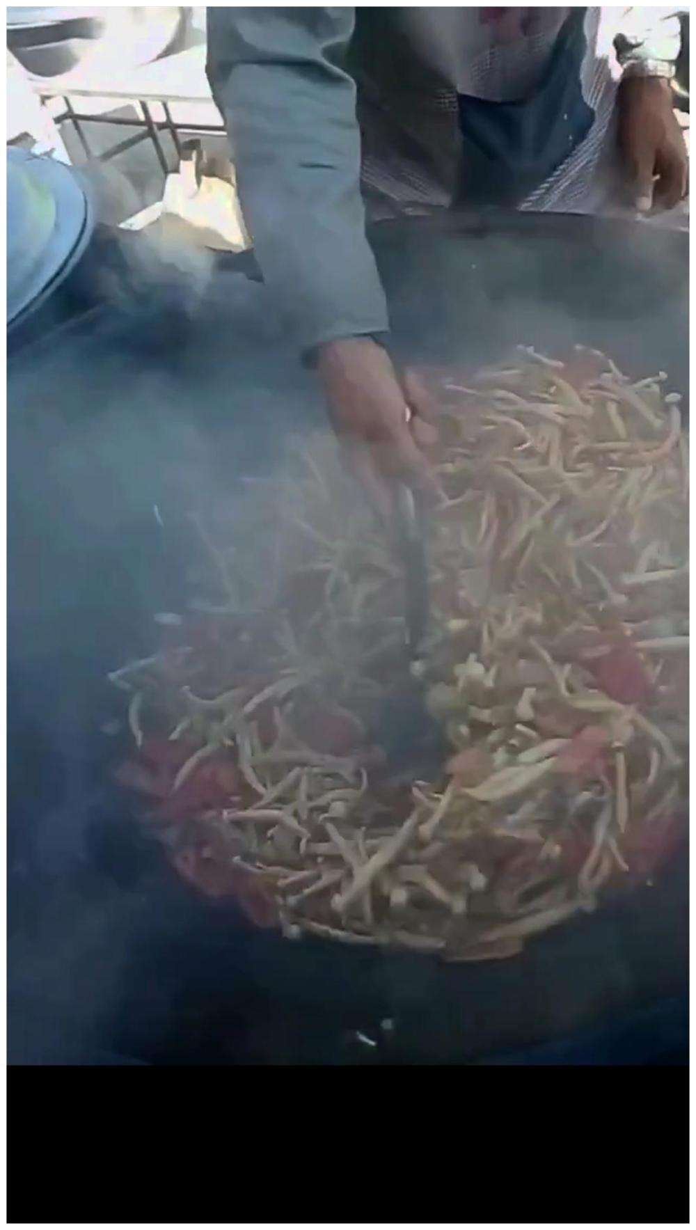 第一次近距离看农村大厨做大锅菜, 这炒菜技术真心不输大饭店!