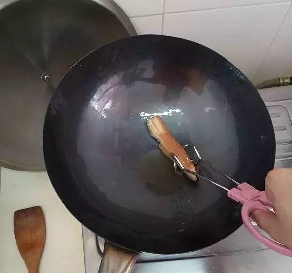 铁锅用这个泡2分钟, 再也不生锈, 炒菜健康又好吃!