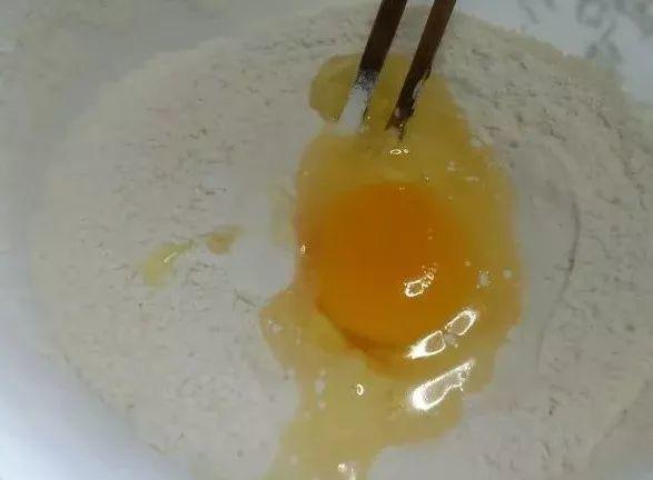 2个鸡蛋一碗面, 撒上两勺黑芝麻, 又酥又脆真美味
