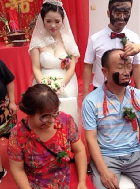 哥们结婚, 被朋友恶搞, 被画成这个鬼样子!