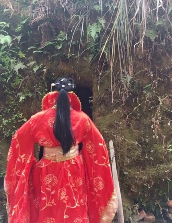 女子穿婚装进山洞, 是做什么事情