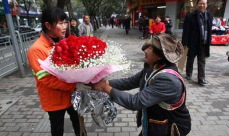 五旬大爷街头跪地求婚, 对方是环卫大妈