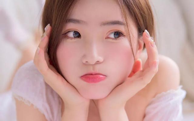 女人偷偷爱上了你, 会用这5种方式暗示你!