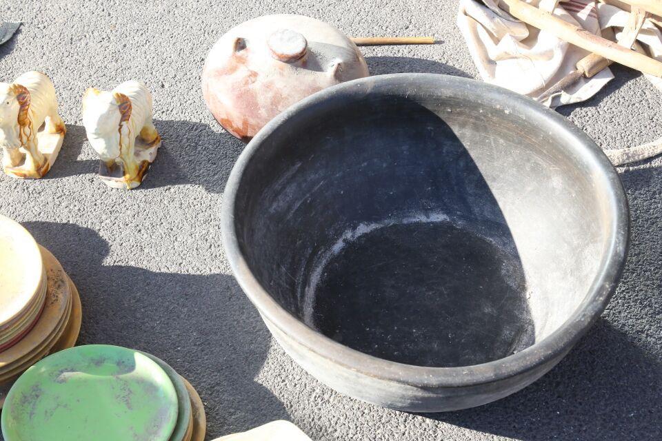 农村大集上, 这种破烂成收藏品! 面盆卖上千元? 你家也有吧!