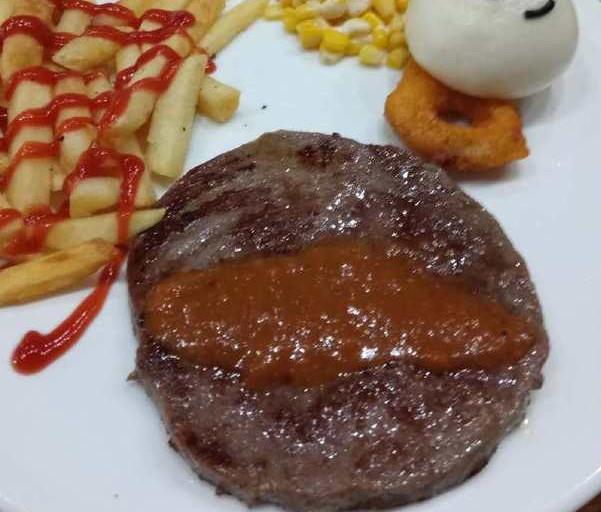 8岁小男孩去吃牛排, 当服务员问道几成熟的时候