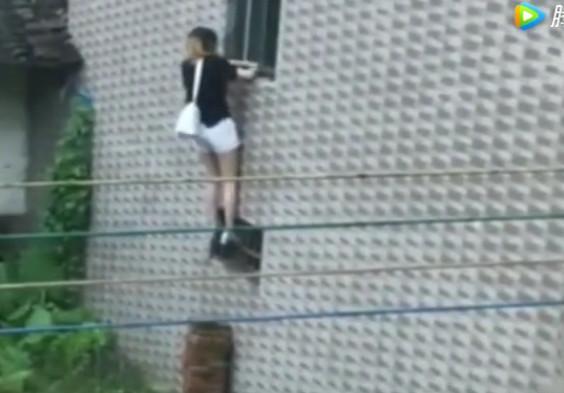 美女翻墙爬窗户 不慎掉下来 摔得不轻!