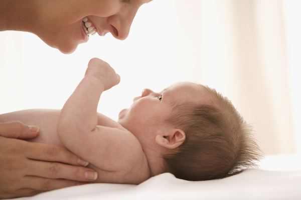 宝宝总盯着看你的原因, 真的让妈妈很暖心, 你懂TA的眼神吗?