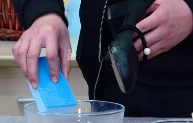 冬天鞋子这样洗, 1分钟搞定, 和新的一样