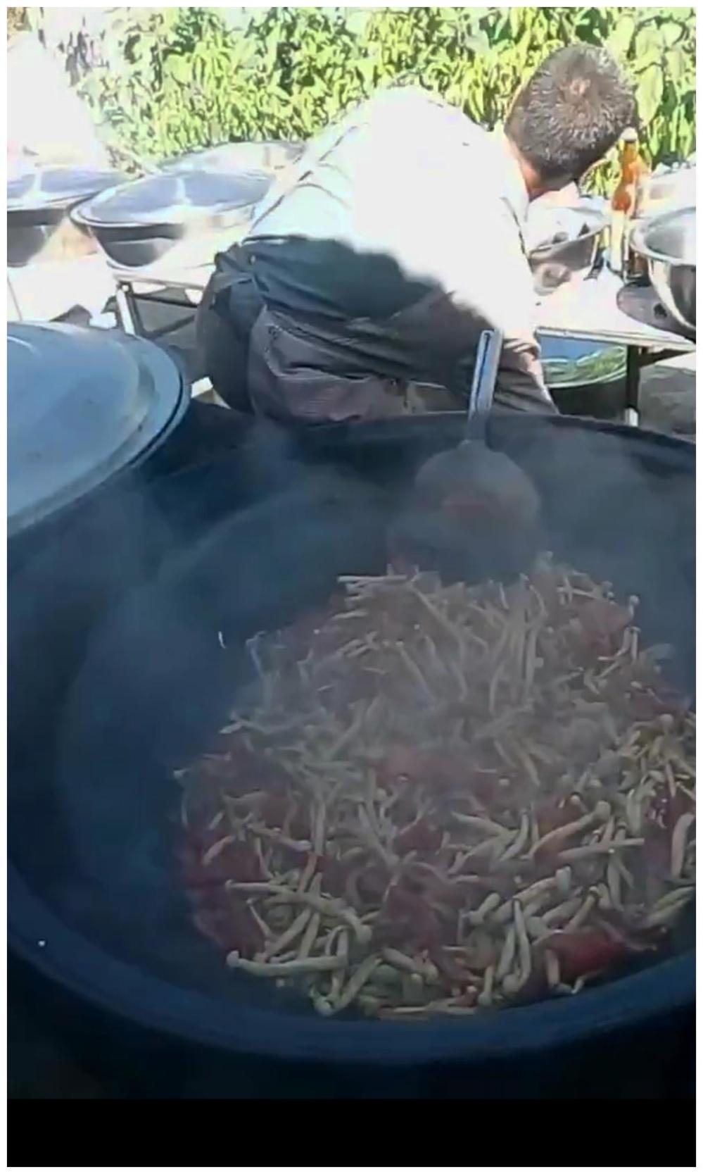 第一次近距离看农村大厨做大锅菜, 这炒菜技术真心不输大饭店!