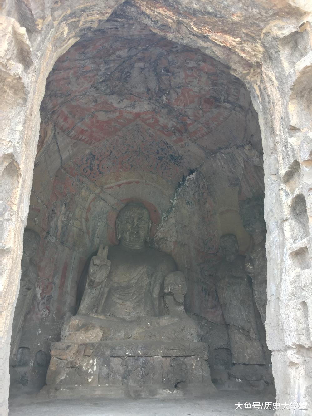 洛阳龙门石窟里的一佛神 ，表情