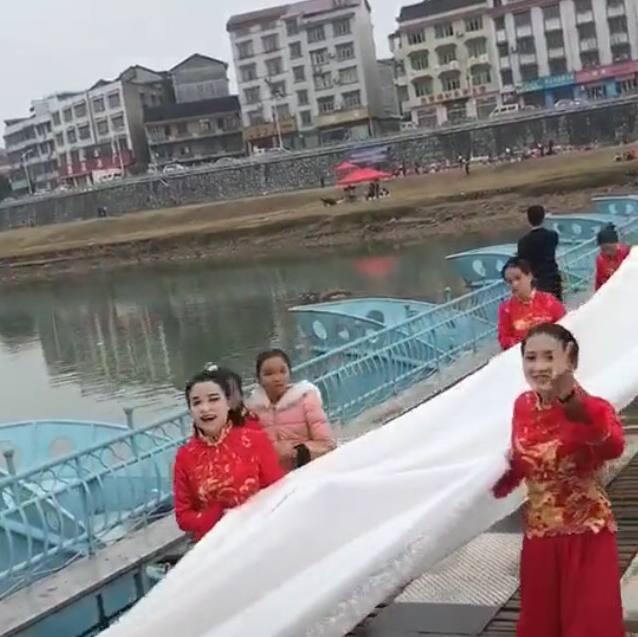 新郎为了给新娘惊喜打造这样一款婚纱