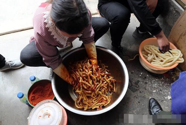 农村街头制作辣条, 只用带上面和油, 不到半小时就完工!